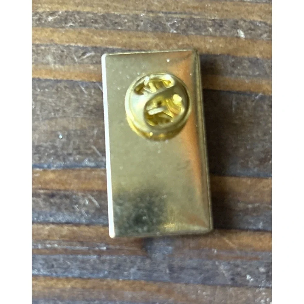 2002 Vintage Statue of Liberty Yellow Enamel Lapel Pin – New York – Ellis Island